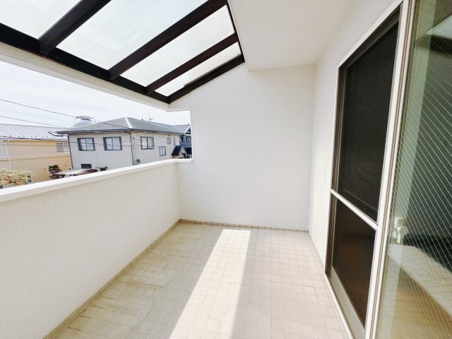 【中古戸建】前橋市荒牧町のバルコニー|バルコニーから入る日差しは暖かく、爽快な朝の目覚めを促してくれます♪洗濯物やお布団を干して太陽の香りを吸い込んだお布団で夜はおやすみください。