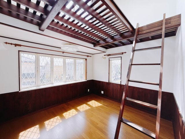 【中古戸建】前橋市荒牧町の洋室|「今日も一日お疲れ様」とご夫婦でゆったりくつろげる寝室。毎日の家事やお仕事に疲れた日はフカフカのベットで癒されてください。テレビや本棚をおいても快適な広さなのが自慢のお部屋です♪