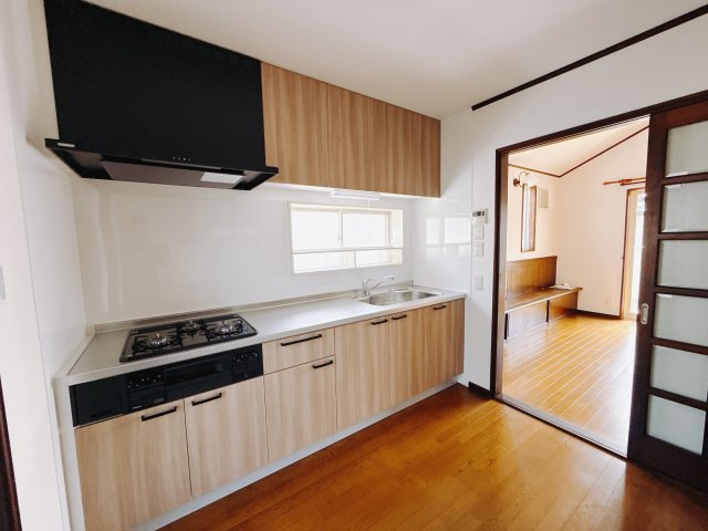 【中古戸建】前橋市荒牧町のキッチン|独立キッチンのメリットは人目を気にせずお料理が出来ることです！来客時にも手元を見られない安心感があります。収納棚を設けてスッキリしたキッチンに変身可能です♪