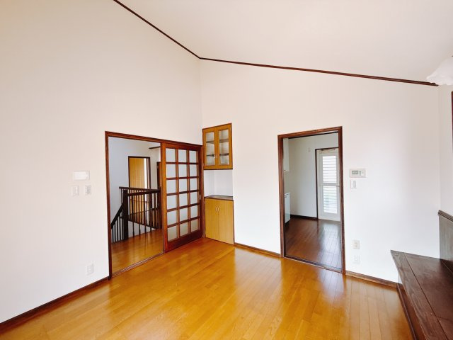 【中古戸建】前橋市荒牧町の洋室|これから長く住むお家のリビングには毎日気持ちのいい日差しが差し込みます。ポカポカ日向ぼっこをしながらお昼寝をするのもいいですね♪明るいリビングに気分も晴れやかに♪