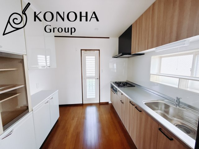 【中古戸建】前橋市荒牧町のキッチン|キッチンの部屋が独立している為、お料理時の油の臭いや煙などが隣接するお部屋に充満しにくい造りとなっています♪