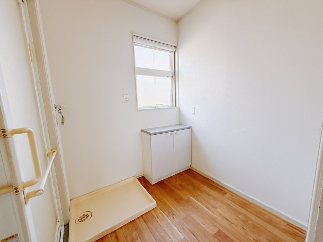 【中古戸建】前橋市荒牧町の独立洗面台|通常より広いタイプの洗面所になっています。のびのびと使える洗面所には寒い冬にストーブをおいても邪魔になりません♪