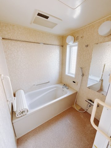 【中古戸建】前橋市荒牧町の浴室|清潔感あふれる浴室には、カビを防ぎ雨の日でも洗濯物を乾かせられる浴室暖房乾燥機を標準装備しております♪毎日のお手入れが楽になります。