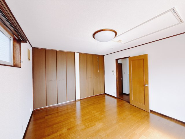 【中古戸建】前橋市荒牧町の洋室|広い寝室ならインテリアも自由自在にお楽しみいただけます♪お外から帰ってきた後は寝室でゆっくり自分の時間をお過ごしください。