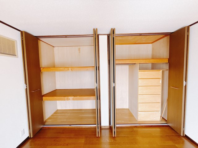 【中古戸建】前橋市荒牧町の収納|片付けに便利なクローゼット♪扉がついているので、お友達が来た時や見られたくない私物などをしまえます。広さも充分ですので使い勝手が良いクローゼットです。