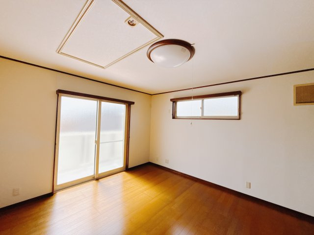【中古戸建】前橋市荒牧町の洋室|ダブルベッドを置いても充分な広さを2Ｆのお部屋に設けております。お子様と家族みんなで寝るのも夢じゃありません♪窓からは光が差し込むので日中でも明るいお部屋です。