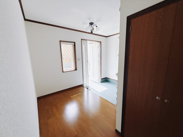 【中古戸建】前橋市荒牧町の玄関|毎日の「いってらっしゃい」や「お帰りなさい」を大切なご家族と過ごす玄関は〈使いやすさ〉を追求しております。玄関横の物入は急な来客時でもさっとお片付けできるスペースを確保しています。