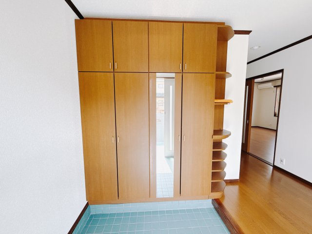 【中古戸建】前橋市荒牧町の玄関|毎日の「いってらっしゃい」や「お帰りなさい」を大切なご家族と過ごす玄関は〈使いやすさ〉を追求しております。玄関横の物入は急な来客時でもさっとお片付けできるスペースを確保しています。