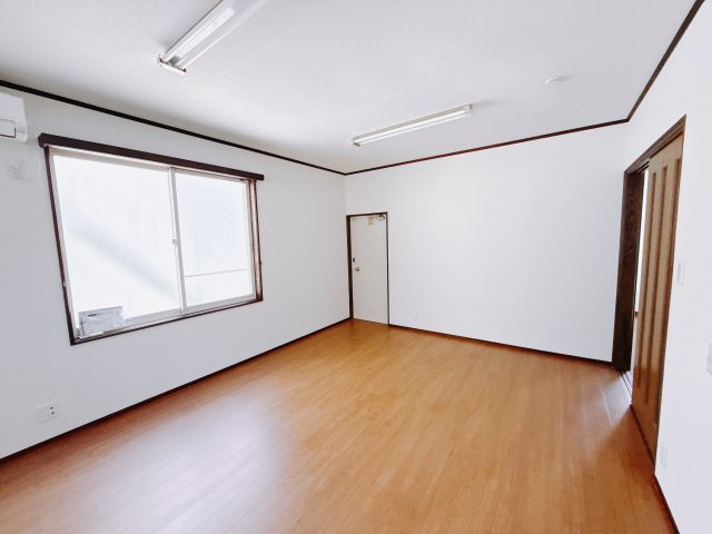 【中古戸建】前橋市荒牧町の洋室|広い寝室ならインテリアも自由自在にお楽しみいただけます♪お外から帰ってきた後は寝室でゆっくり自分の時間をお過ごしください。