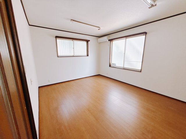 【中古戸建】前橋市荒牧町の洋室|ダブルベッドを置いても充分な広さを2Ｆのお部屋に設けております。お子様と家族みんなで寝るのも夢じゃありません♪窓からは光が差し込むので日中でも明るいお部屋です。
