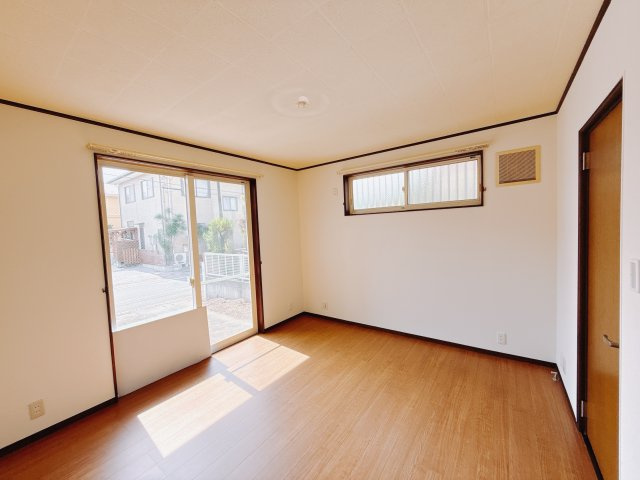 【中古戸建】前橋市荒牧町の洋室|お子様にとって初めての「自分だけのお部屋」。どんなお部屋にするのか楽しみになりますね♪こちらのお部屋は洋室になっているので、もし汚してしまっても簡単にお掃除できるので助かります。
