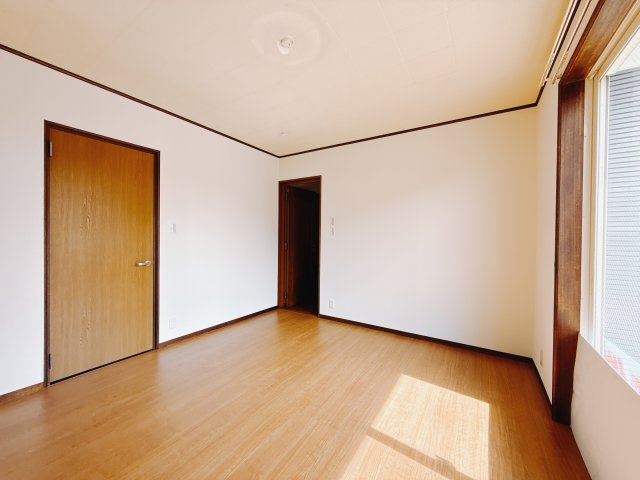 【中古戸建】前橋市荒牧町の洋室|ママ友が来ても子供達には子供部屋で遊んでいてもらうことができます。ママ達はリビングで楽しくおしゃべりに華を咲かせながら気兼ねなく盛り上がれます♪