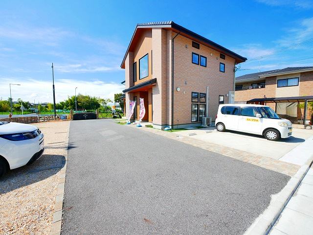 梅美台店舗の駐車場