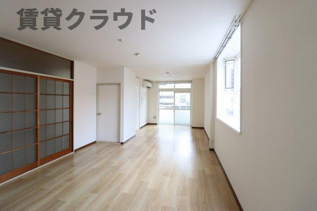 山善ビルの居間・リビング|ゆったりとしたリビングです