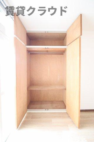 山善ビルの収納|お洋服がかけられるハンガーラック付きです♪