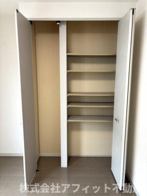 【その他】 | バリュージュ B棟 | 洋室5.7帖のクローゼット
