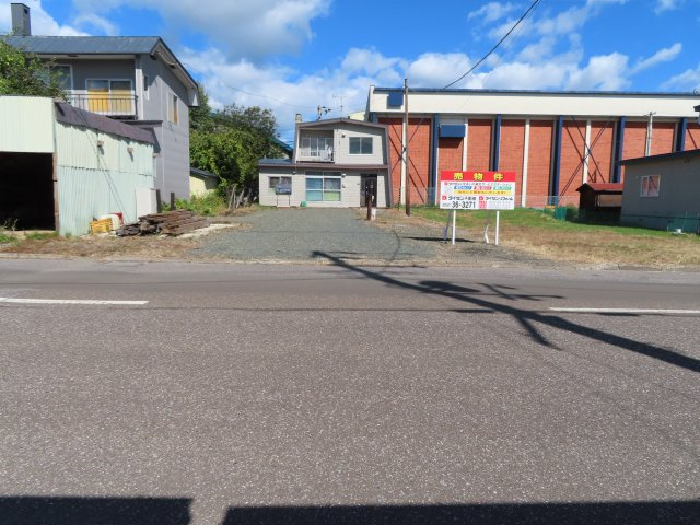 常呂郡訓子府町若富町３７番地　古家付き売地の前面道路含む現地写真