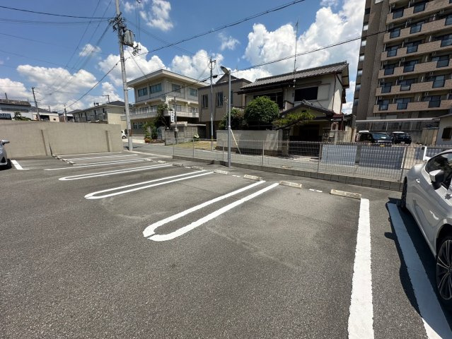THE RESIDENCE 姫路神屋町 の駐車場
