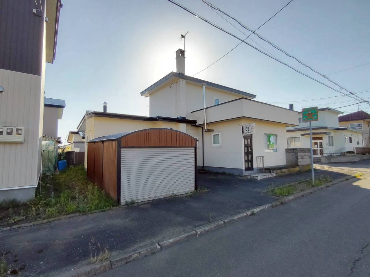興津4丁目　店舗付き住宅の外観|シャッター付き車庫