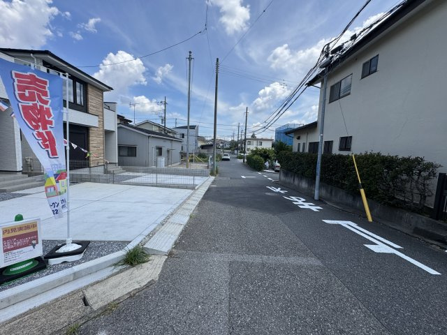 流山市加５丁目新築戸建【流山北小学校：7分】の前面道路含む現地写真|南側前面道路・幅員約6ｍ
