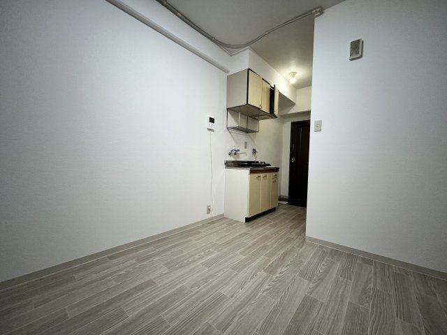 バルビゾン新大阪　仲介手数料無料の居間・リビング