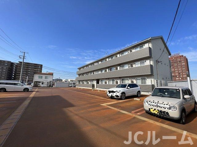 レフィナードCの駐車場