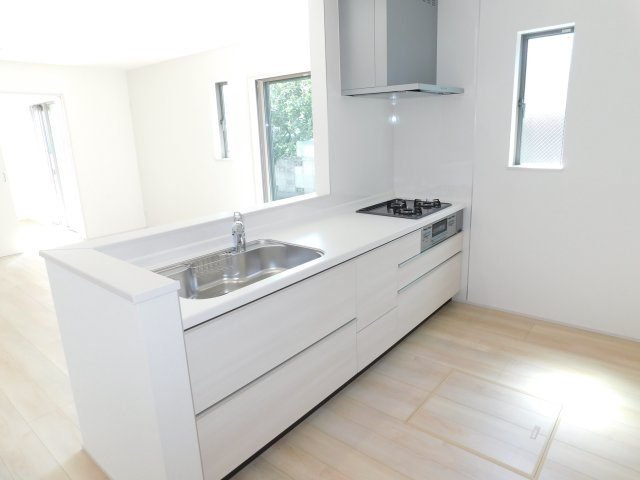 名古屋市中川区服部４丁目の新築一戸建のキッチン|◇キッチン◇　　人気の対面式・人造大理石カウンターシステムキッチン・食洗機・浄水機能付ハンドシャワー・スローインクローズレール・薄型換気扇・静音仕様シンク・Ｓｉセンサーコンロ（３口）・床下収納庫