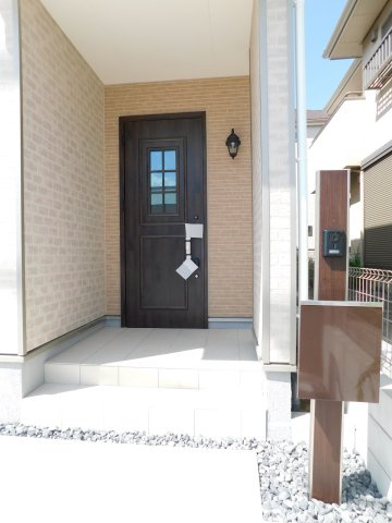 名古屋市中川区服部４丁目の新築一戸建の玄関|◇玄関ポーチ◇　　しっかりと屋根のある玄関ポーチ♪