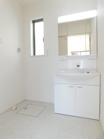 名古屋市中川区服部４丁目の新築一戸建の独立洗面台|◇洗面室◇　　三面鏡シャンプードレッサー　くもり止め仕様