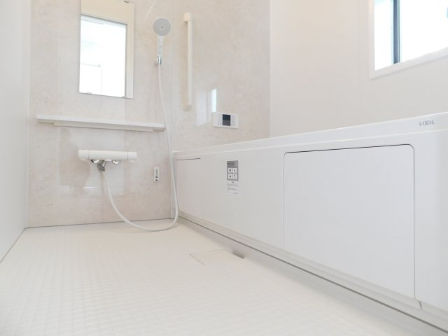 名古屋市中川区服部４丁目の新築一戸建の浴室|◇浴室◇　　広い１坪サイズ（LIXIL）・保温浴槽・エコベンチ浴槽・追い焚き・オートバス・浴室暖房乾燥機・キレイサーモフロア・バリアフリーバス・浴室窓あり