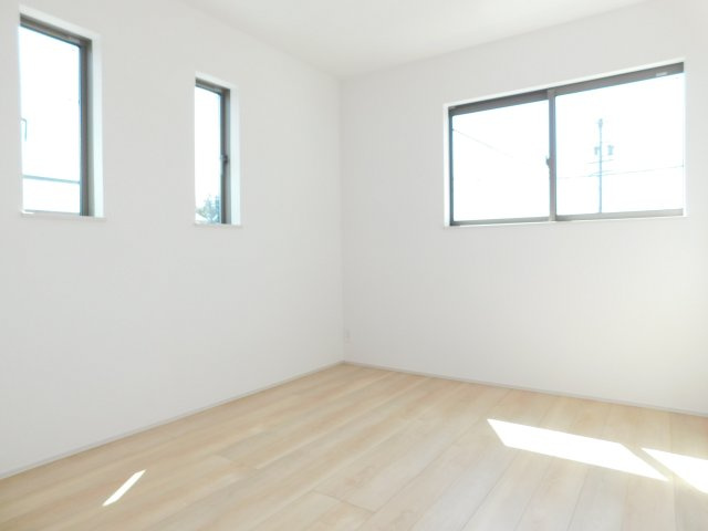 名古屋市中川区服部４丁目の新築一戸建の洋室|◇２階洋室◇　　南面を含む２面採光で明るい洋室６．０帖　全居室収納完備♪