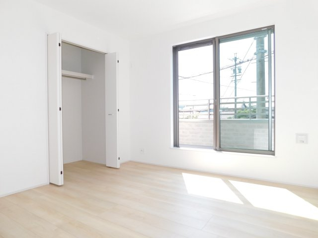 名古屋市中川区服部４丁目の新築一戸建の洋室|◇２階洋室◇　　南面で明るい洋室６．１２帖　全居室収納完備♪　バルコニー利用可！