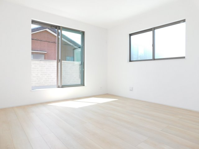 名古屋市中川区服部４丁目の新築一戸建の洋室|◇２階洋室◇　　南面を含む２面採光で明るい洋室８．０帖　全居室収納完備♪　バルコニー利用可！