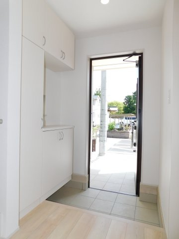 名古屋市中川区服部４丁目の新築一戸建の玄関|◇玄関◇　　家族の履物がしっかり収納できるシューズ収納完備！　