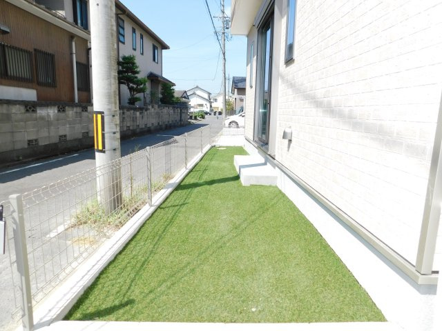 名古屋市中川区服部４丁目の新築一戸建の庭|◇庭◇　　南面に人工芝の庭スペース付き♪　