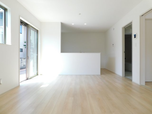 名古屋市中川区服部４丁目の新築一戸建の居間・リビング|◇リビング◇　　南面で明るいリビング１５．０帖　リビングや庭の様子が見渡せる対面キッチン♪