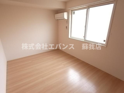 【寝室】 | ラファエル | 広くて明るい寝室