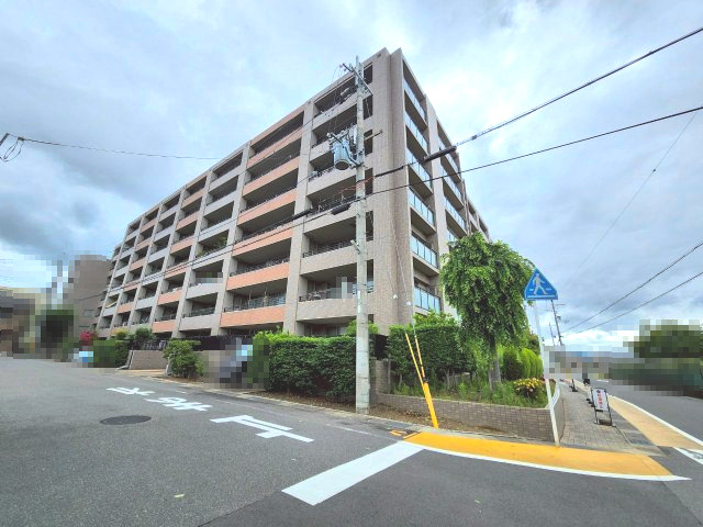 サーパス西向日の外観|専用庭＆専用駐車場付き