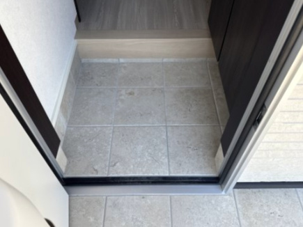 オーシャンコート北今宿A棟の玄関