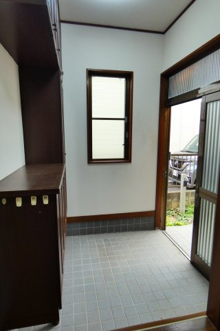 【玄関】 | シューズボックス付きの玄関です。