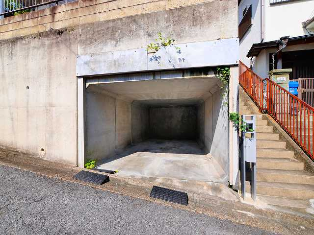 三松１丁目貸家の駐車場