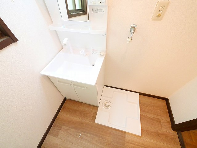 三松１丁目貸家の独立洗面台