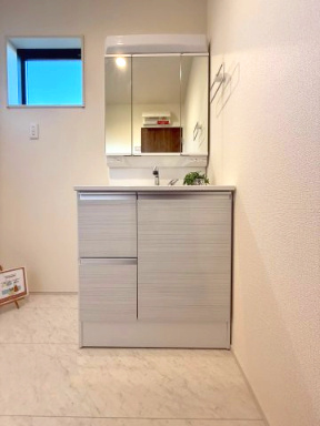 御殿場市二枚橋　全１棟　新築戸建の独立洗面台