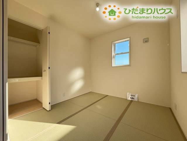 鴻巣市松原　2期　新築一戸建て　リーブルガーデン　02の和室|リビングに隣接した和室は、お子様のお昼寝やプレイスペースに最適です！
畳の香りに包まれて、ゆったりと寛げる貴重な一部屋です★