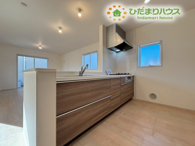 鴻巣市松原　2期　新築一戸建て　リーブルガーデン　02のキッチン|三口コンロと広いシンクを備えたシステムキッチンです！
カウンター越しにリビングが見渡せるので、お子様の宿題を見守りながら夕食の準備ができます☆