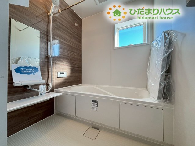 鴻巣市松原　2期　新築一戸建て　リーブルガーデン　02の浴室|木目調のアクセントパネルがお洒落な、清潔感のあるバスルームです！
ゆったり足を伸ばせる浴槽で、一日の疲れをじっくり癒すことができます(-ω-)/