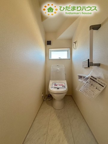 鴻巣市松原　2期　新築一戸建て　リーブルガーデン　02のトイレ|窓から自然光が入る、明るく清潔なトイレ空間です！
手すりも設置されているため、小さなお子様からお年寄りまで安心して使える優しい設計です！