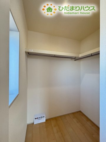 鴻巣市松原　2期　新築一戸建て　リーブルガーデン　02の収納|衣類だけでなく、スーツケースや季節物も丸ごと収納できるWICです！
中に窓があるため湿気がこもりにくく、大切なお洋服を良好な状態で保管できます。
