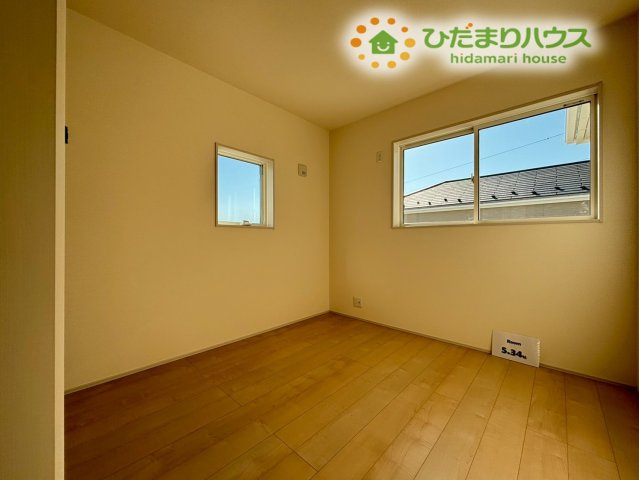 鴻巣市松原　2期　新築一戸建て　リーブルガーデン　02の子供部屋|明るい色調のフローリングが心地よい、お子様のお部屋にぴったりの洋室です！
窓からは暖かい光が入り、勉強や遊びに集中できる環境が整っています。