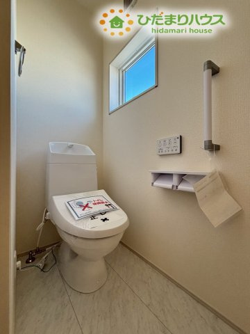 鴻巣市松原　2期　新築一戸建て　リーブルガーデン　02のトイレ|2階にもトイレがあることで、朝の忙しい時間帯も家族で重ならず安心です！
1階同様に窓があり、明るく爽やかな空間です♪